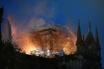 El 15 de abril de 2019 la catedral de Notre Dame sufrió un incendio que causó graves destrozos