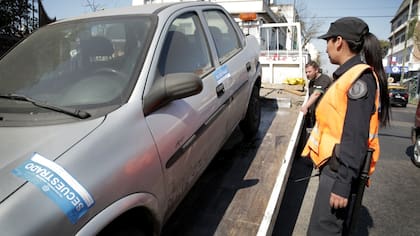 Retiran un vehículo frente a la comisaría 37, en la avenida Nazca y Pareja