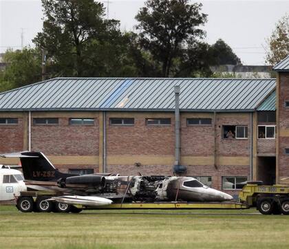 Retiraron ayer del aeropuerto el avión quemado de Lázaro Báez