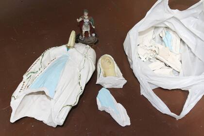 Retiraron otra imagen del campus universitario que terminó rota