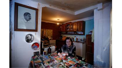 Tsitsino Tsintsadze, 77, una librera retirada, colecciona libros sobre Stalin