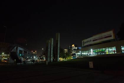 Además de la ausencia de luz las calles, en ese cruce, tienen baches y dificultan la circulación