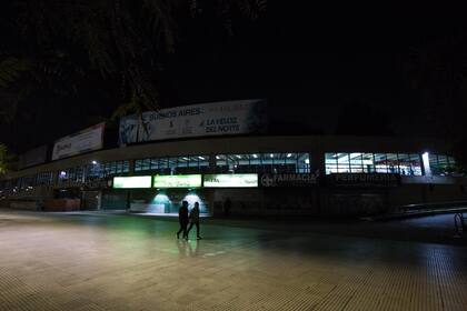 Muchas de las luminarias ubicadas sobre las avenidas Ramos Mejía, Antártida Argentina y las calles Carlos Perette y Rodolfo Walsh no funcionan