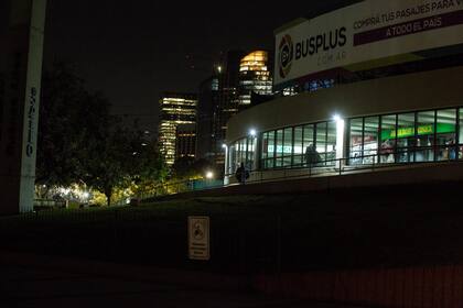 La oscuridad asoma desde la plaza Canadá, frente al ingreso de la estación ferroviaria,
