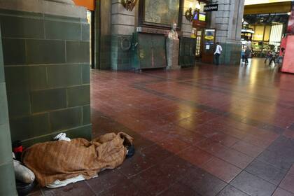 Retiro / De día y de noche, los homeless duermen a un lado de las boleterías