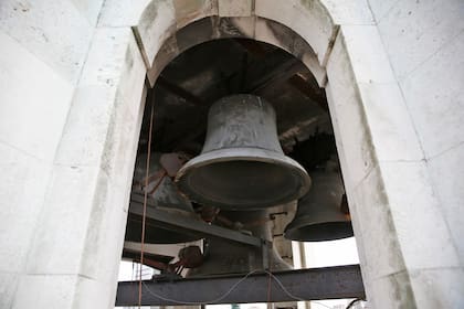 La enorme campana de la torre