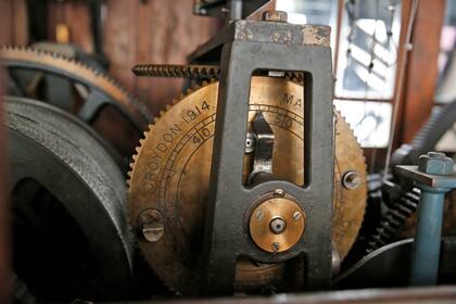 El reloj tiene un péndulo que mide 4 metros y pesa 1 tonelada. Fue realizado en 1914 por la compañía inglesa Gillett & Johnston, a imagen y semejanza del Big Ben.