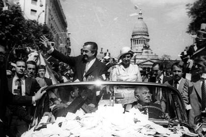 Retorno de la democracia. El 10 de diciembre de 1983 Raúl Alfonsín asumió la presidencia del país, tras vencer en los comicios de octubre de ese año; así se ponía fin a la dictadura militar que se había instaurado en marzo de 1976