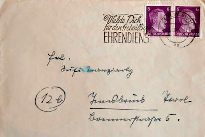 Manziarly trabajó a la fuerza para el líder nazi y desapareció semanas después del suicidio del dictador. Ahora, un libro recoge 18 cartas que la joven, prácticamente desconocida hasta hoy, escribió a su familia