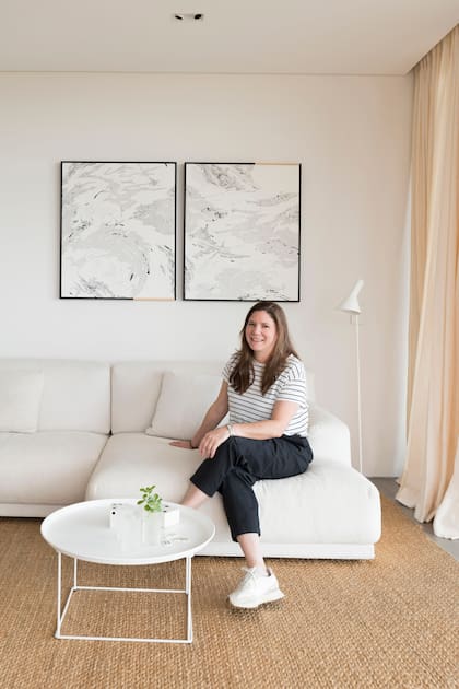 Retratada entre detalles preciosos y muy personales, la diseñadora Valeria Lamas previó un asiento más profundo y confortable para ver los icónicos atardeceres esteños. Lámpara de pie ‘AJ’ (Louis Poulsen).