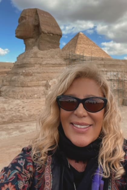 Retrato ante la esfinge que encabeza el complejo piramidal de Guiza.