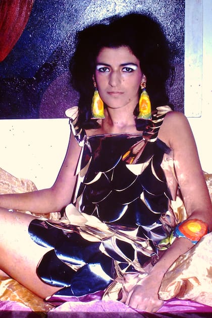 Retrato de 1966 de Dalila Puzzovio con un vestido de escamas