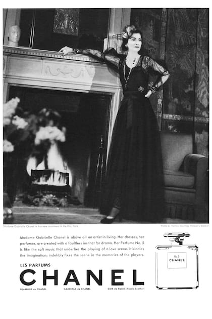 Retrato de Coco Chanel en su habitación del Ritz, tomado en 1937 por François Kollar. Primero fue publicado Harper’s Bazar y luego fue elegido para la publicidad de su perfume Nº 5.