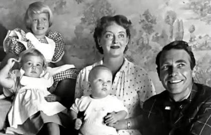 Retrato de familia de Bette Davis con su marido, su hija biolgica y sus dos hijos adoptados
