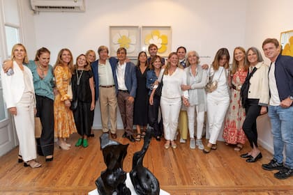 Retrato de familia. De izquierda a derecha, Alejandra Hoeffner, Ginette Reynal, Agustina Braun, Juana Hoeffner, Marina Blaquier, Jandri Blaquier, Martín Braun, Juli Braun, Eduardo Blaquier, Greta, Mechi y Marina Hoeffner (hijas de Mercedes Blaquier Nelson), Agustina Blaquier, Loli y Sofía Zuberbühler, Julia Elena Blaquier y Jaime Phillips (hijo de Juana)
