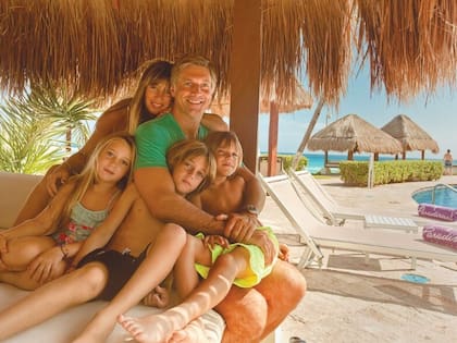 Retrato de familia en tiempos de paz: Horacio Cabak, Verónica Soldato, junto a sus tres hijos: Ian y los mellizos Cloé y Alan