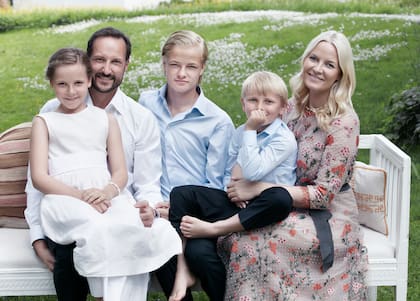 Retrato de familia: Haakon y Mette-Marit junto a sus hijos, la princesa Ingrid Alexandra y el príncipe Magnus. En el centro del cuadro está Marius, hijo de Mette-Marit, fruto de su relación con un ex convicto.