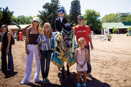 Retrato de familia. Isa y Corchito con sus hijas, Olympia y Assia, y la mamá del polista, la trilliza María Emilia