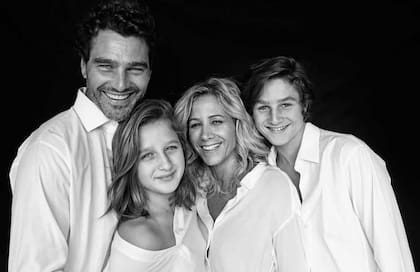 Retrato de familia, junto a su ex mujer, Bárbara Cudich, sus hijos Luka y Lola