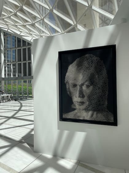 Retrato de Federico Jorge Klemm realizado por Mondongo con tachas de metal sobre cuero negro, que integra la muestra actual en Torre Macro