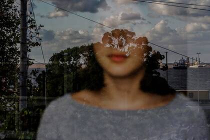 Retrato de Irene, hija de la fotógrafa, en su casa de Montevideo durante la cuarentena voluntaria por la pandemia de COVID-19, Uruguay, el 6 de abril de 2020