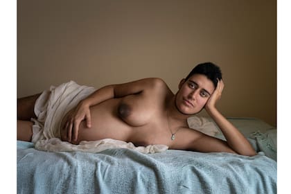 Retrato de Iván, primer hombre trans en la Argentina que dio a luz a gemelos por medio de inseminación artificial