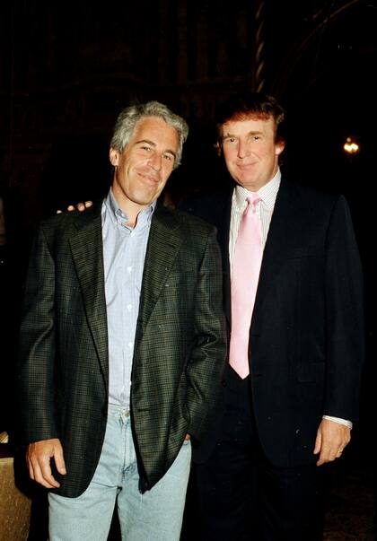Retrato de Jeffrey Epstein y Donald Trump en la finca Mar-a-Lago, en Palm Beach, Florida, en 1997