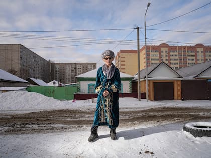 Retrato de Jorge Mónaco de un hombre en Kazajstán con un traje tradicional que los jóvenes kazajos ya no usan