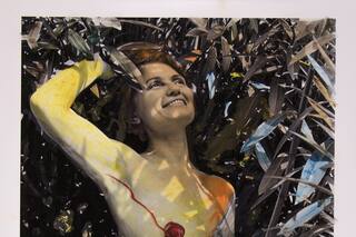 "Me siento como Frida Kahlo", dice Julie Weisz, la fotógrafa con la columna rota que transformó el dolor en arte