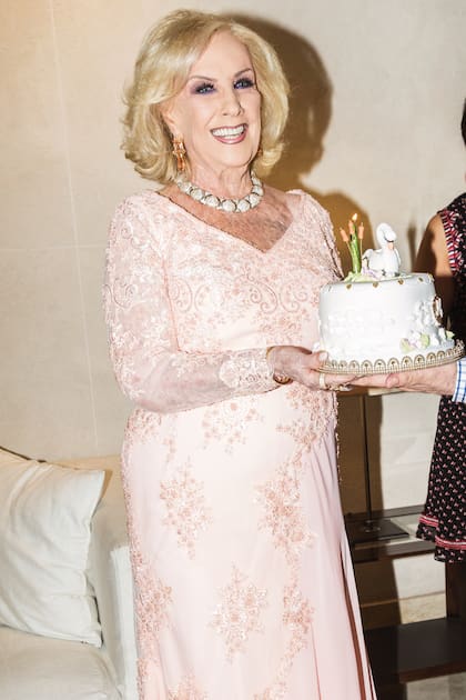 Retrato de la diva en su 92 cumpleaños. Con un vestido en tono rosa pálido Mirtha celebró aquella vez en su departamento de Palermo con sus más íntimos, entre ellos Susana Giménez. 