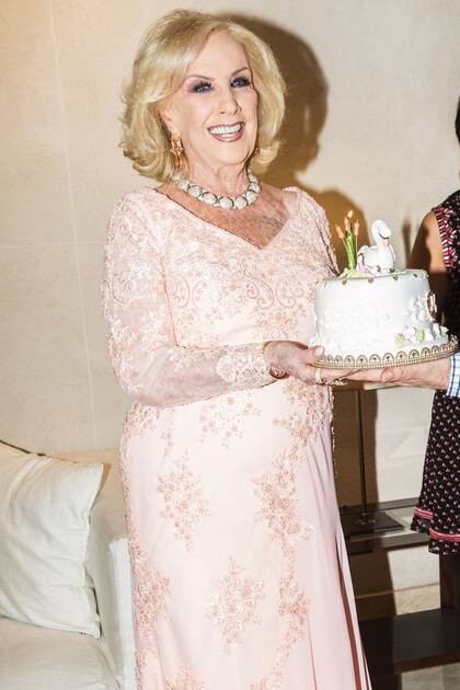 Retrato de la diva en su 92 cumpleaños. Con un vestido en tono rosa pálido Mirtha celebró aquella vez en su departamento de Palermo con sus más íntimos, entre ellos Susana Giménez.
