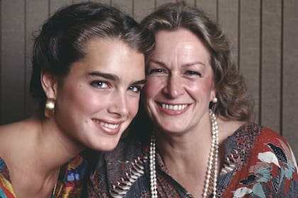 Retrato de la modelo y actriz estadounidense Brooke Shields y su madre y manager, Teri Shields, en 1981