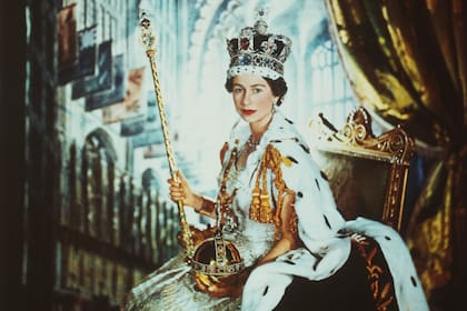 Retrato de la reina Isabel en su coronación por Cecil Beaton (Crédito: Cecil Beaton/Museo Victoria & Albert)
