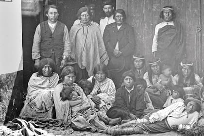 Retrato de las familias de Inacayal y Foyel. Se cree que la foto fue tomada antes de llevarlos a La Plata. 