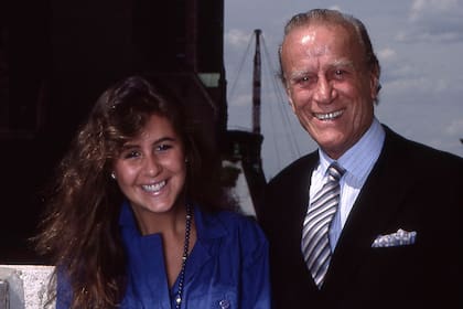 Retrato de los diseñadores de moda italianos, Patricia Gucci, miembro de la junta directiva de Gucci, y su padre, el presidente de la tienda Gucci, Aldo Gucci (1905-1990), mientras posan juntos en una terraza de su oficina (en la Quinta Avenida), Nueva York, Nueva York, julio 2, 1982.