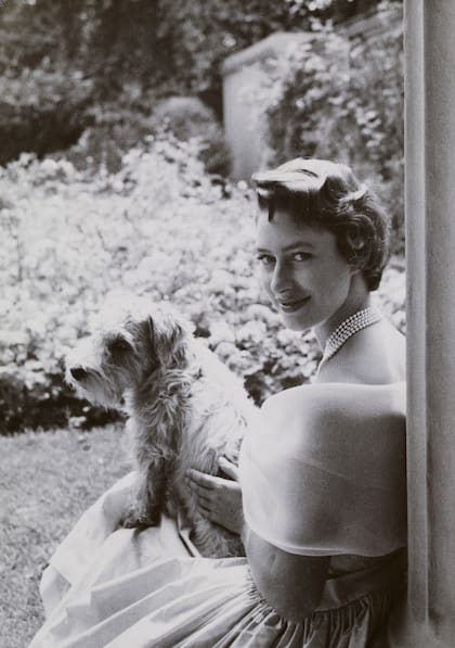 Retrato de Margarita junto a su perro Pippin sentado en su regazo. Fue hecho por Cecil Beaton en 1955 con motivo del cumpleaños número 25 de la princesa.