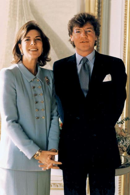 Retrato de su tercera boda, con Ernesto de Hannover. Carolina lució un tailleur de Chanel que había estrenado dos años antes