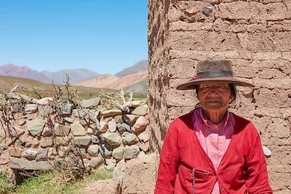 Retrato de una mujer Aymara frente a su casa en el Valle de Cianzo, Humahuaca, Jujuy - © Nicholas Tinelli / Argentina Photo Workshops