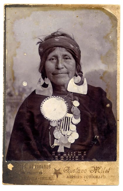 Retrato de una mujer mapuche en el estudio del fotógrafo Milet