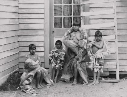 “Retrato de una mujer y tres niños Aönik’enk prisioneros en Punta Arenas (Estrecho de Magallanes, Chile)” 1890.