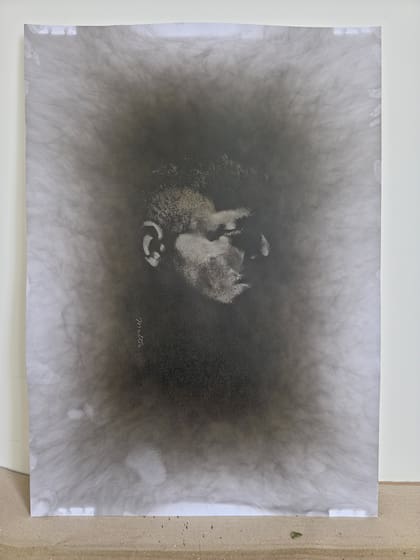 Retrato de uno de los alumnos de la Facultad de Medicina que participó del proyecto del artista y biólogo argentino