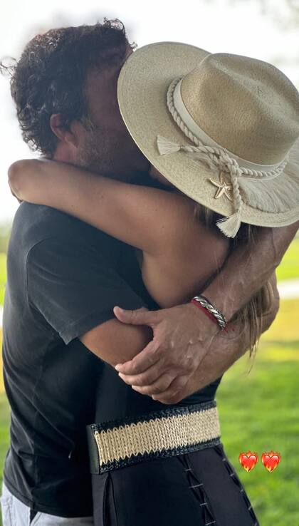 Retrato del apasionado beso que se dieron y se animaron a compartir a través de sus redes sociales