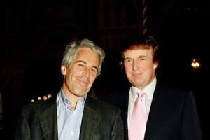 Retrato del financiero estadounidense Jeffrey Epstein (izquierda) y el promotor inmobiliario Donald Trump posando juntos en la finca Mar-a-Lago, Palm Beach, Florida, en 1997