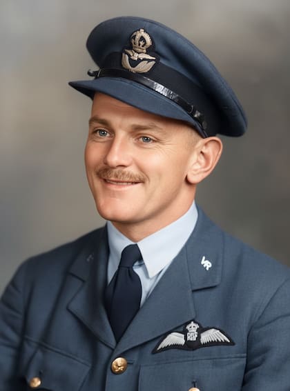 Retrato del Flight Lieutenant John Gifford Stower en sus días como piloto de bombarderos en la RAF. (Cortesía de Patrick Wilson. Imagen coloreada con IA).