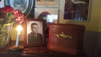 Retrato del subteniente Ricardo E. Massaferro y la urna con sus restos