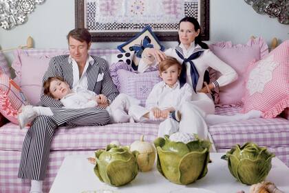 Retrato familiar de los Cooper mientras juegan en su casa de Southampton, Long Island, en marzo de 1972. El escritor Wyatt Emory Cooper fue el cuarto marido de Gloria Vanderbilt y el padre de sus hijos menores, Carter y Anderson.