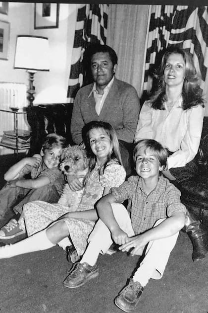 Retrato familiar de otros tiempos: Luis Lacalle Herrera y Julia Pou con sus tres hijos, Juan José, Pilar y Luis 