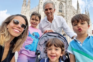 Retrato familiar frente al Duomo de Milán con su hija Lucía y sus nietos, Alessia, Filippo y Leonardo.