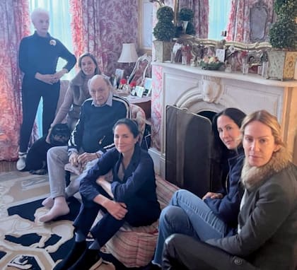 Retrato junto a la chimenea en su piso neoyorquino. De izquierda a derecha: Carolina Herrera, Ana Luisa, Reinaldo, Carolina Adriana, Patricia y Mercedes.