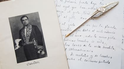 Retrato, pluma y facsímil de una carta manuscrita de Darío